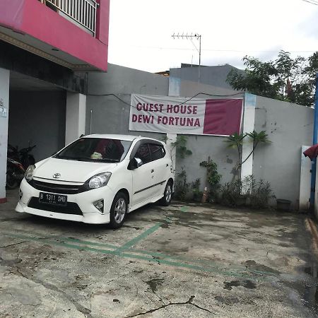 Super Oyo 90436 Dewi Fortuna Jakarta Bagian luar foto